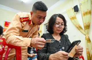 Công an Hà Nội tới từng khu phố hỗ trợ người dân làm sạch dữ liệu đăng ký xe