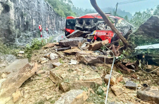 Hiện trường sạt lở núi đè ô tô khách ở đèo Khánh Lê, ít nhất 6 người chết