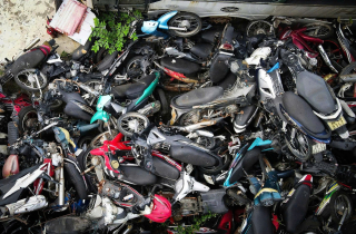 Cận cảnh hàng nghìn phương tiện chất đống trong 'nghĩa địa' xe vi phạm ở Hà Nội