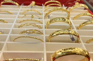 Giá vàng neo tại mốc 151 triệu đồng, cao hơn thế giới khoảng 21 triệu đồng/lượng