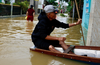 Nước sông lên nhanh, đường thành sông, dân Huế lần thứ 4 'chạy lụt'