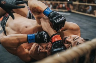 Em trai Nguyễn Trần Duy Nhất bị quật ngã, nhận thua sau 79 giây