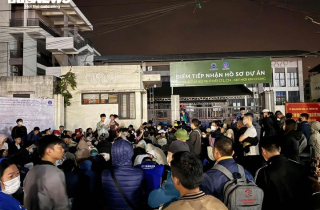 Vật vã thức xuyên đêm chờ nộp hồ sơ mua nhà xã hội ở Hà Nội