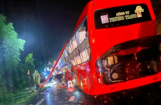 Sạt lở trên đèo Khánh Lê vùi lấp xe khách, 4 người tử vong