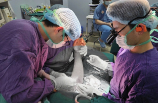 5 giờ phẫu thuật nối cánh tay đứt rời cho người đàn ông bị máy lóc gỗ cuốn nát