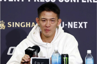 Bị nhà vô địch Muay Thái đánh sưng mặt, cao thủ Nhật Bản bật khóc vì con trai