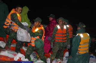 Bộ đội “trắng đêm” giữ kè An Lương ở Đà Nẵng