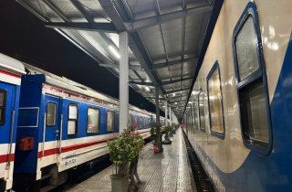 Nhiều đoàn tàu Bắc - Nam phải dừng chờ do mưa lũ Nam Trung Bộ