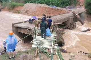 Cận cảnh lũ cuốn sập cầu Nước Bao, xã dựng cầu tạm phá thế cô lập 1.200 người