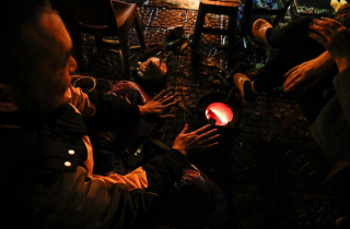 Tài xế xe ôm Hà Nội nhóm bếp lửa sưởi ấm trong đêm rét 13°C