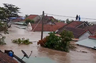 Thủy điện ở Đắk Lắk xả lũ lớn nhất từ trước đến nay, nhiều nhà dân ngập lút mái