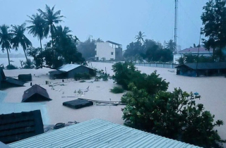 Hàng trăm nhà dân ở Đắk Lắk ngập sâu qua nóc, người dân bị cô lập kêu cứu