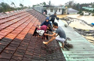 Dân vùng mưa lũ Gia Lai co ro trên mái nhà, lực lượng chức năng xuyên đêm cứu hộ
