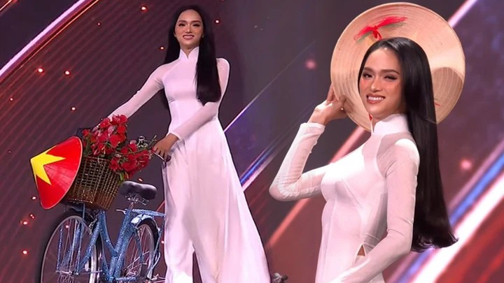 Hương Giang mặc áo dài trắng, dắt xe đạp trên sân khấu Miss Universe