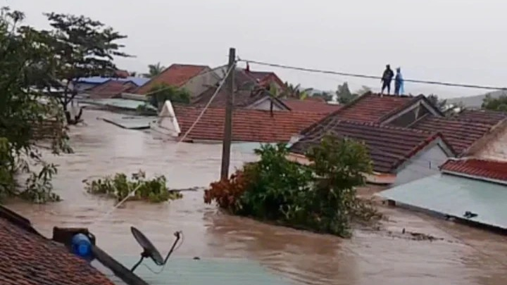 Thủy điện ở Đắk Lắk xả lũ lớn nhất từ trước đến nay, nhiều nhà dân ngập lút mái