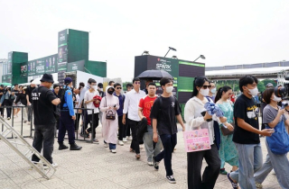 Bạn gái 30 tuổi vẫn miệt mài 'đu idol', tiêu sạch lương, vay nợ để xem concert