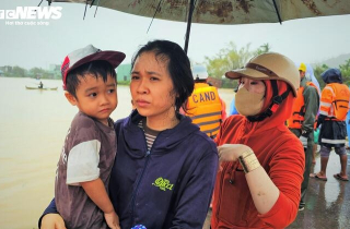 Những người lao vào nguy hiểm để đưa đồng bào đến nơi an toàn