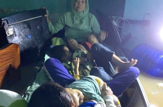 Ám ảnh những lời cầu cứu xé lòng trong đêm nước lũ ngập mái nhà ở Đắk Lắk