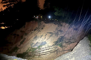 Đèo Mimosa ở Lâm Đồng đứt gãy làm đôi, xe khách 45 chỗ dừng ngay trước miệng vực