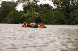 Cuộc chạy đua giữa sự sống và dòng lũ xiết