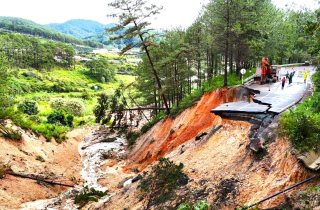 Cận cảnh hiện trường sạt lở kinh hoàng trên đèo Mimosa ở Lâm Đồng