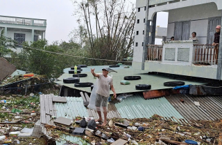 Đắk Lắk lũ vượt mái nhà, dân thoát nạn nghẹn ngào: 'Ngỡ mình chết hôm qua'
