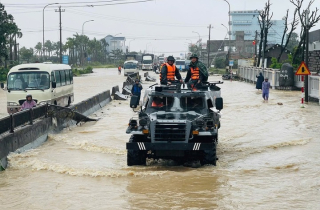 Quân khu 5 điều xe thiết giáp tiếp tế lương thực vùng tâm lũ Đắk Lắk
