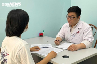 Trẻ kiệt quệ tinh thần vì áp lực từ lời khen 'con mẹ giỏi nhất'