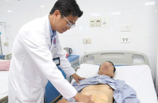 Người đàn ông uống 1,5 lít rượu mỗi ngày phải cắt toàn bộ dạ dày vì ung thư