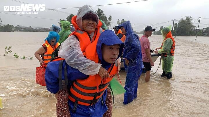 'Thương lắm miền Trung ơi' nghe nhiều quá rồi, chung tay giúp đỡ thực sự thôi!