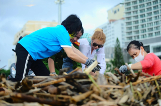 Du khách nước ngoài cùng người dân dọn rác trên biển Nha Trang sau lũ lịch sử