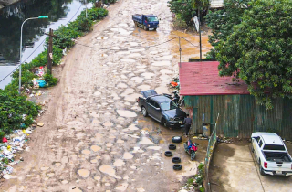 Kỳ dị 600m đường giữa Hà Nội nát tươm như ruộng, chằng chịt ổ voi, ổ gà