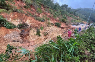 Sạt lở vùi lấp mặt đường, giao thông trên Quốc lộ 24 qua Măng Đen tê liệt