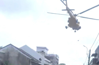 Trực thăng thả hàng cứu trợ, tiếp tế lương thực cho vùng rốn lũ Đắk Lắk