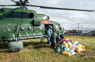 Trực thăng liên tục cất cánh, mang hàng cứu trợ đến với người dân vùng lũ