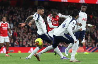 Arsenal vùi dập Tottenham, củng cố ngôi đầu bảng xếp hạng Ngoại Hạng Anh