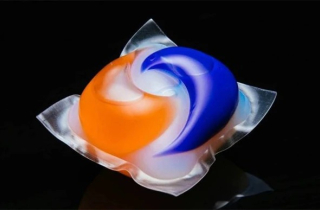 Viên giặt vỡ bắn vào mắt, người phụ nữ gần như mù một bên