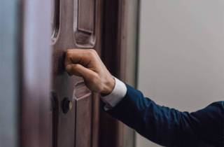 Vì sao nhiều người Trung Quốc kiêng gõ cửa 4 tiếng?