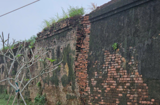 Cảnh hư hại trên Hoàng thành triều Nguyễn sau đợt mưa lũ lịch sử