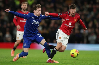 Kết quả giải Ngoại Hạng Anh: Đối thủ đánh nhau nhận thẻ đỏ, Man Utd thua sốc