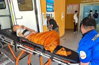 Người phụ nữ gõ nắp quan tài ngay trước khi hỏa táng