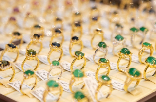 Giá vàng hôm nay 25/11: Bật tăng trở lại, vượt 4.100 USD/ounce