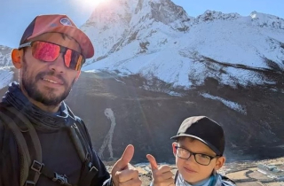 Nhà thám hiểm 9 tuổi chiến đấu với băng giá trên núi Everest để giúp người nghèo