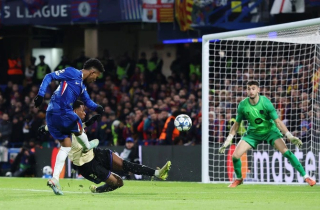 Kết quả Champions League: Hậu vệ thay nhau mắc lỗi, Barcelona thua thảm Chelsea