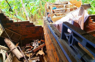 ‘Lũ rút, tài sản của gia đình tôi còn… cái nền nhà’