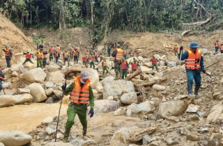 Hơn 100 người bám hiện trường sạt lở núi, tìm 2 nạn nhân mất tích