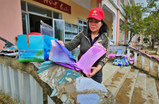 Trường học xác xơ sau lũ lịch sử, sách vở ngập bùn