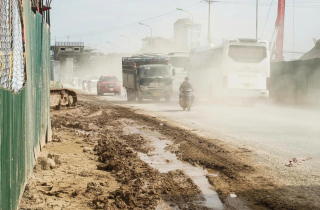 Khốn khổ cảnh mưa lầy lội, nắng bụi mù quanh công trường Vành đai 4 qua Hà Nội