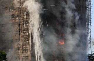 Cháy chung cư ở Hong Kong, 44 người chết: Tại sao công trình dùng giàn giáo tre?