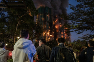 'Làm ơn cứu chúng tôi': Ám ảnh cuộc gọi cuối cùng của nạn nhân cháy chung cư Hong Kong